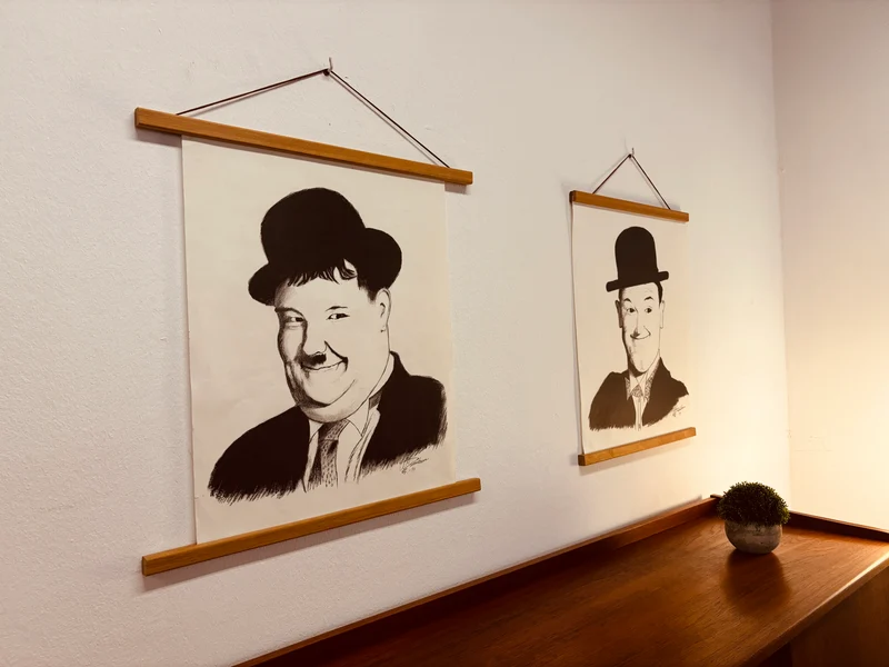 WMK 1/56 Die Kultfiguren Stan & Ollie, bekannt auch als Dick und Doof , als Vintage Druck auf Hartpapier, mit & ohne neuem Teakholz Rahmen