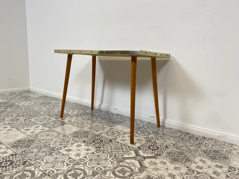 WMK Sehr schicker & gut erhaltener DDR Couchtisch aus 1972 mit pflegeleichter Rasopalplatte, konischen Tischbeinen und Alu-Umrandung
