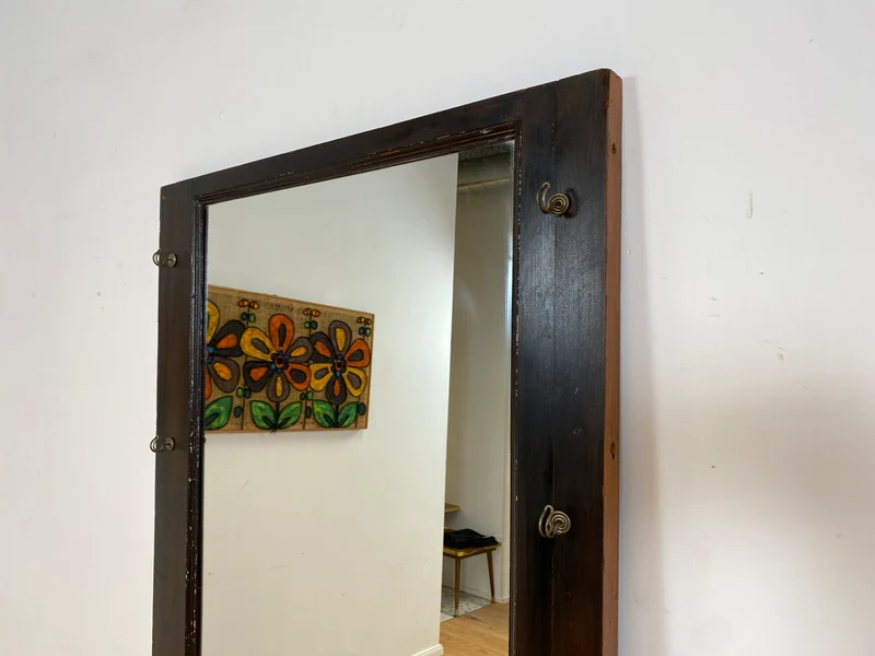 WMK Sehr gelungenes Upcycling einer antiken Tür aus vollem Holz zur schöner Flurgarderobe mit großem Spiegel & Kleiderhaken aus Messing