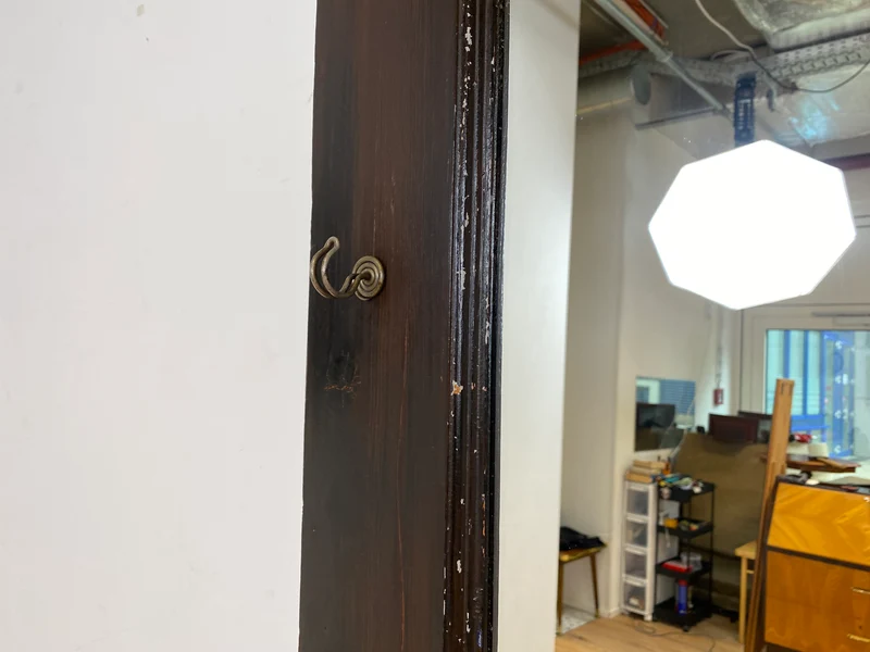 WMK Sehr gelungenes Upcycling einer antiken Tür aus vollem Holz zur schöner Flurgarderobe mit großem Spiegel & Kleiderhaken aus Messing
