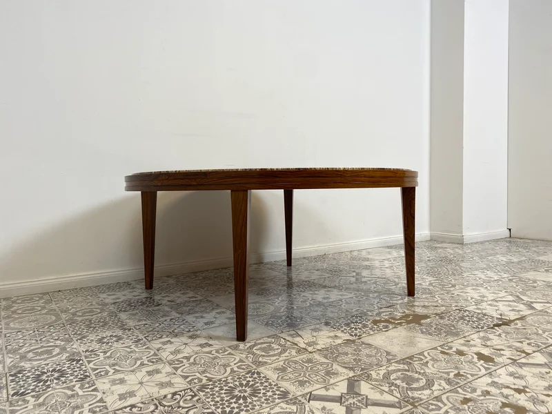 WMK Sehr gut erhaltener runder Mid-Century Designercouchtisch in skandinavischem Design von Berthold Müller mit schöner Natursteinplatte & Holzgstell aus Palisander