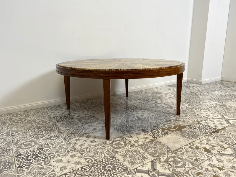 WMK Sehr gut erhaltener runder Mid-Century Designercouchtisch in skandinavischem Design von Berthold Müller mit schöner Natursteinplatte & Holzgstell aus Palisander