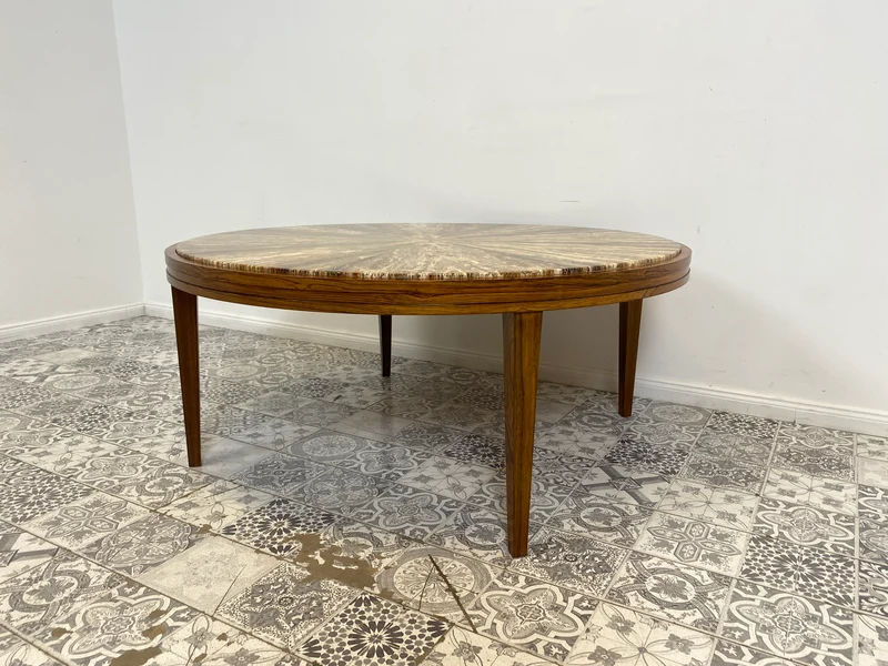 WMK Sehr gut erhaltener runder Mid-Century Designercouchtisch in skandinavischem Design von Berthold Müller mit schöner Natursteinplatte & Holzgstell aus Palisander