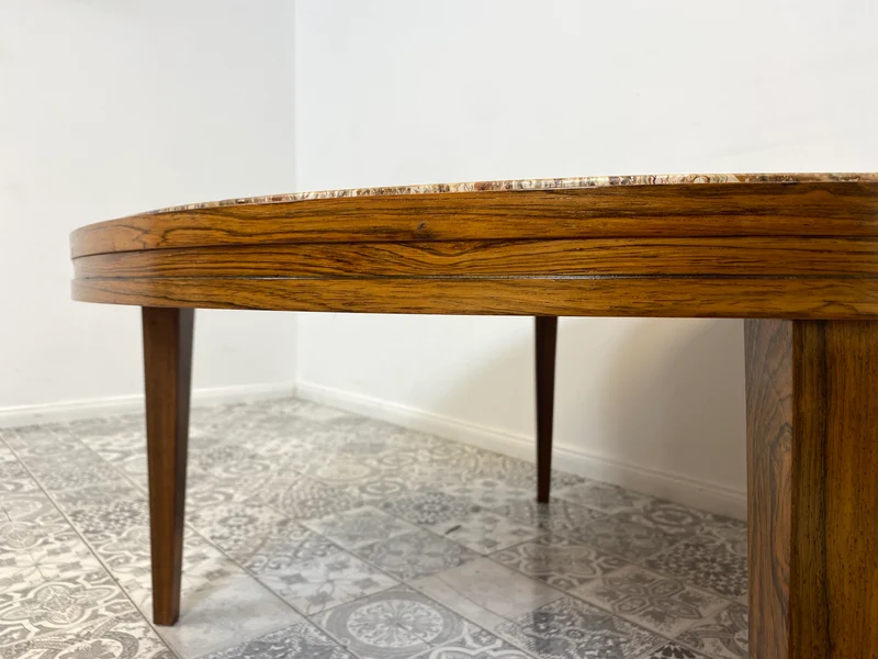 WMK Sehr gut erhaltener runder Mid-Century Designercouchtisch in skandinavischem Design von Berthold Müller mit schöner Natursteinplatte & Holzgstell aus Palisander