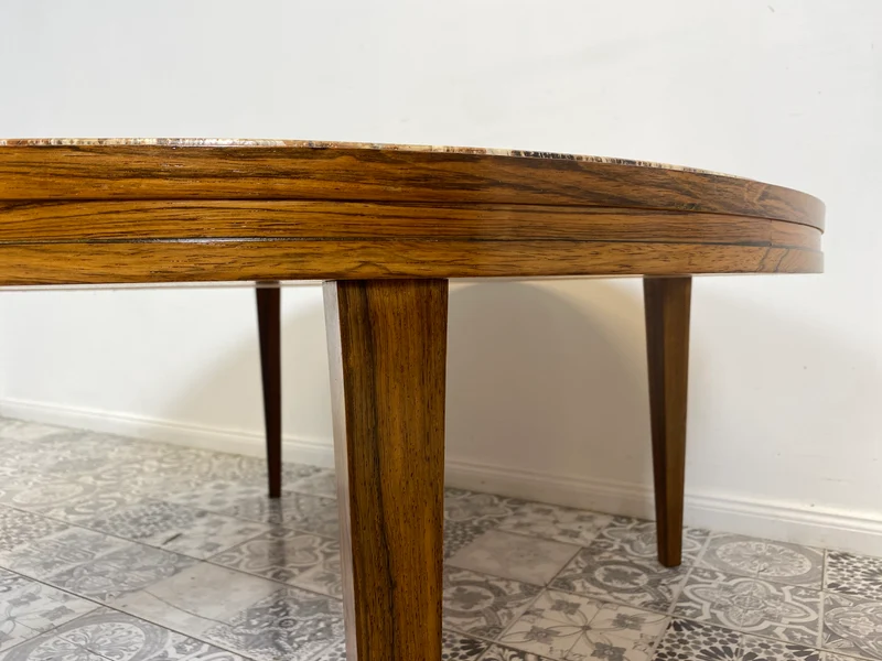 WMK Sehr gut erhaltener runder Mid-Century Designercouchtisch in skandinavischem Design von Berthold Müller mit schöner Natursteinplatte & Holzgstell aus Palisander
