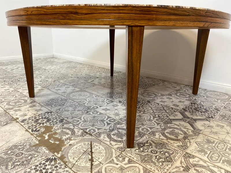 WMK Sehr gut erhaltener runder Mid-Century Designercouchtisch in skandinavischem Design von Berthold Müller mit schöner Natursteinplatte & Holzgstell aus Palisander