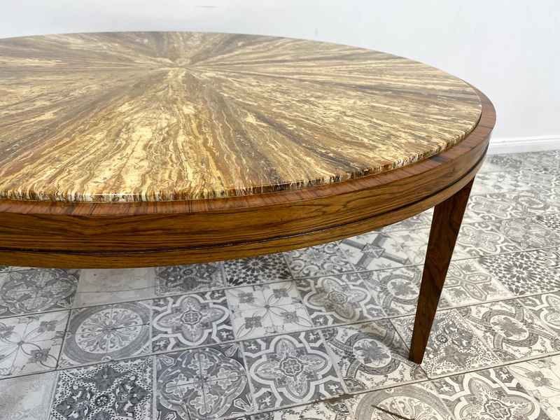WMK Sehr gut erhaltener runder Mid-Century Designercouchtisch in skandinavischem Design von Berthold Müller mit schöner Natursteinplatte & Holzgstell aus Palisander
