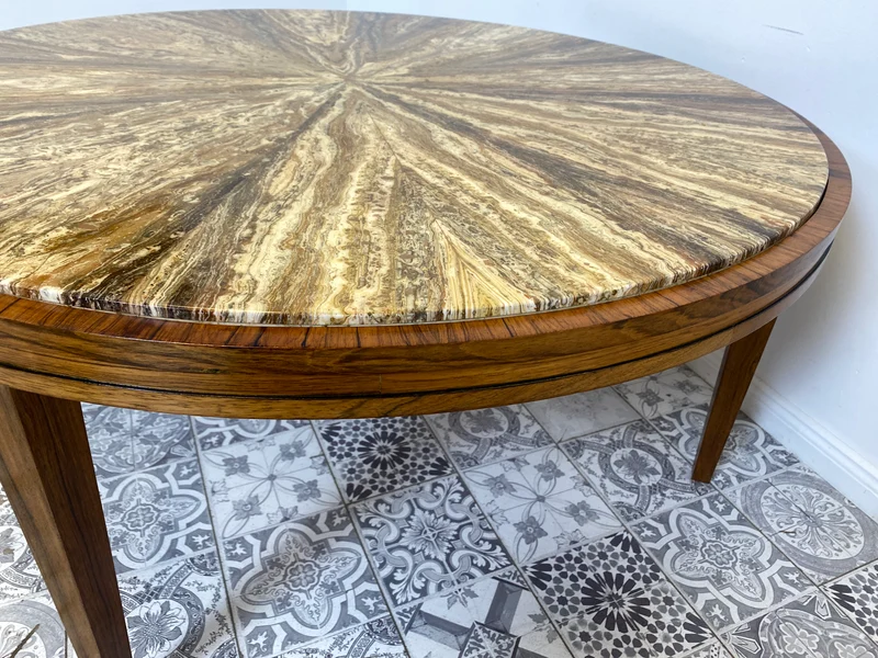 WMK Sehr gut erhaltener runder Mid-Century Designercouchtisch in skandinavischem Design von Berthold Müller mit schöner Natursteinplatte & Holzgstell aus Palisander