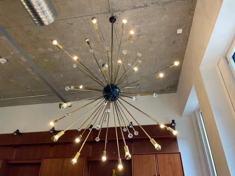 WMK Der Designklassiker! Berühmter und vollfunktionsfähiger Space Age Kronleuchter "Sputnik" in größter Ausführung (Ø150cm) aus Messing mit Murano Glaskugeln