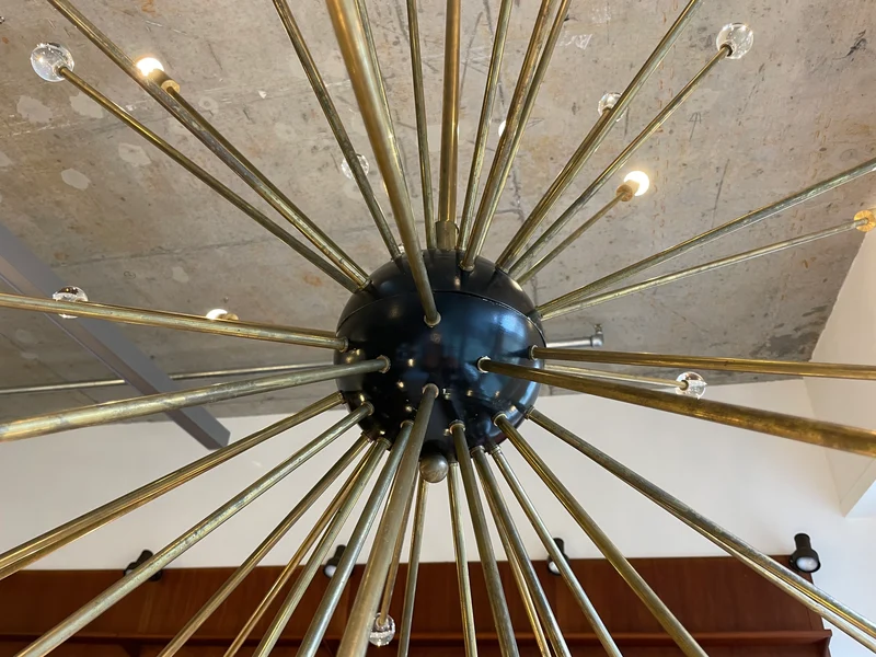 WMK Der Designklassiker! Berühmter und vollfunktionsfähiger Space Age Kronleuchter "Sputnik" in größter Ausführung (Ø150cm) aus Messing mit Murano Glaskugeln