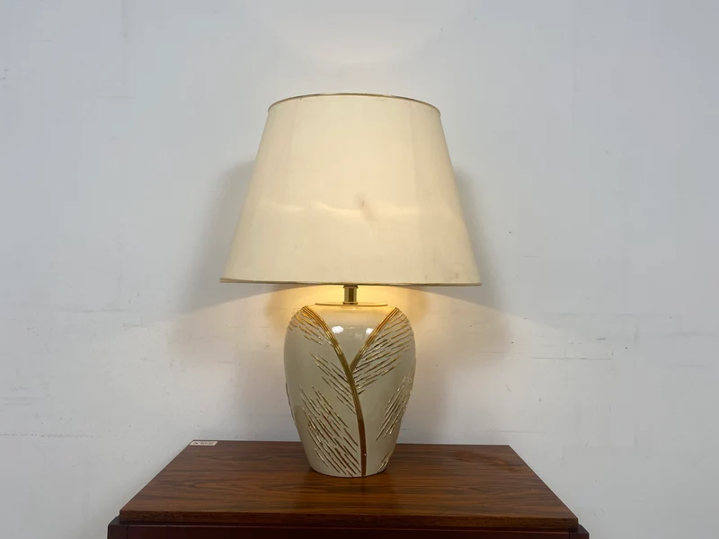 WMK Schöne und sehr gut erhaltene Vintage Tischlampe mit kunstvollem Lampenfuß aus weiß-goldenem Porzellan und weißem etwas verschmutztem Lampenschirm