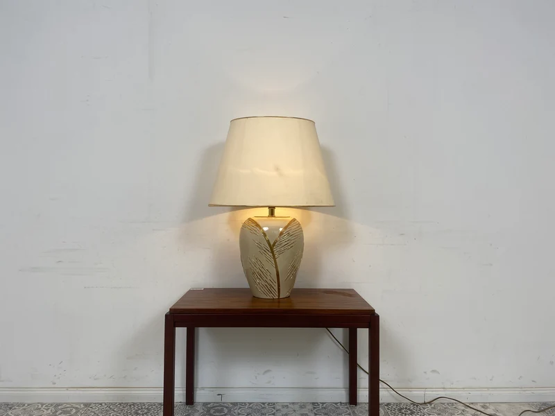 WMK Schöne und sehr gut erhaltene Vintage Tischlampe mit kunstvollem Lampenfuß aus weiß-goldenem Porzellan und weißem etwas verschmutztem Lampenschirm