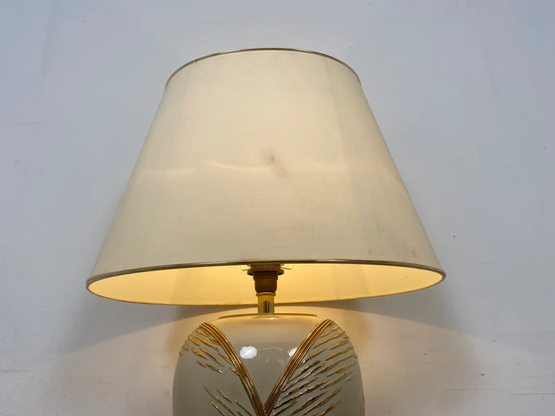 WMK Schöne und sehr gut erhaltene Vintage Tischlampe mit kunstvollem Lampenfuß aus weiß-goldenem Porzellan und weißem etwas verschmutztem Lampenschirm