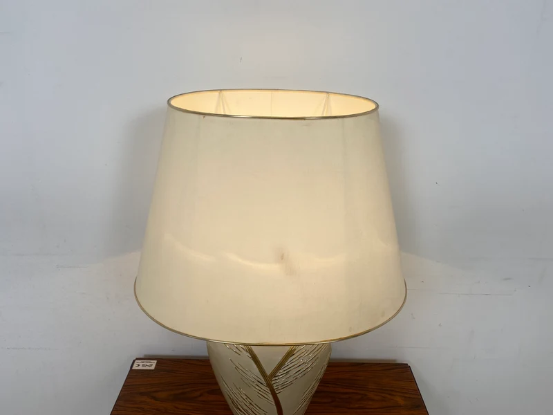 WMK Schöne und sehr gut erhaltene Vintage Tischlampe mit kunstvollem Lampenfuß aus weiß-goldenem Porzellan und weißem etwas verschmutztem Lampenschirm