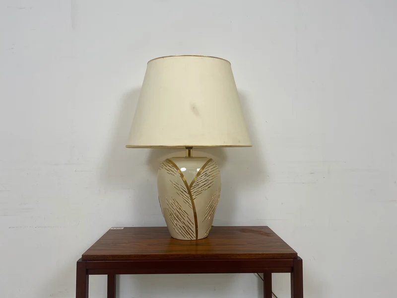WMK Schöne und sehr gut erhaltene Vintage Tischlampe mit kunstvollem Lampenfuß aus weiß-goldenem Porzellan und weißem etwas verschmutztem Lampenschirm
