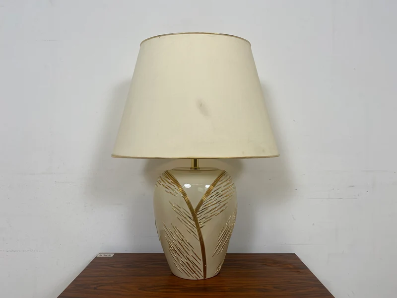 WMK Schöne und sehr gut erhaltene Vintage Tischlampe mit kunstvollem Lampenfuß aus weiß-goldenem Porzellan und weißem etwas verschmutztem Lampenschirm
