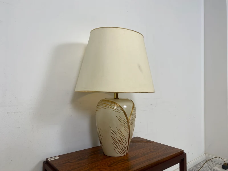 WMK Schöne und sehr gut erhaltene Vintage Tischlampe mit kunstvollem Lampenfuß aus weiß-goldenem Porzellan und weißem etwas verschmutztem Lampenschirm