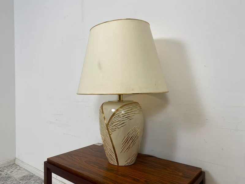 WMK Schöne und sehr gut erhaltene Vintage Tischlampe mit kunstvollem Lampenfuß aus weiß-goldenem Porzellan und weißem etwas verschmutztem Lampenschirm