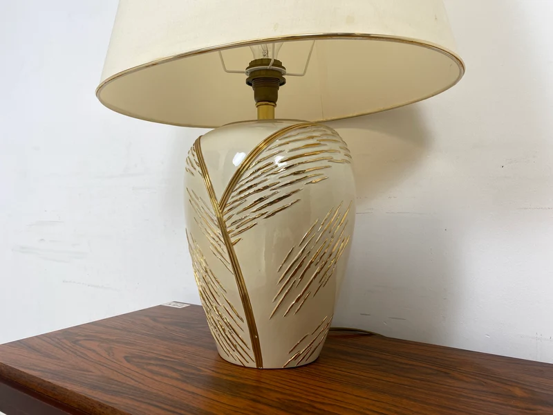 WMK Schöne und sehr gut erhaltene Vintage Tischlampe mit kunstvollem Lampenfuß aus weiß-goldenem Porzellan und weißem etwas verschmutztem Lampenschirm