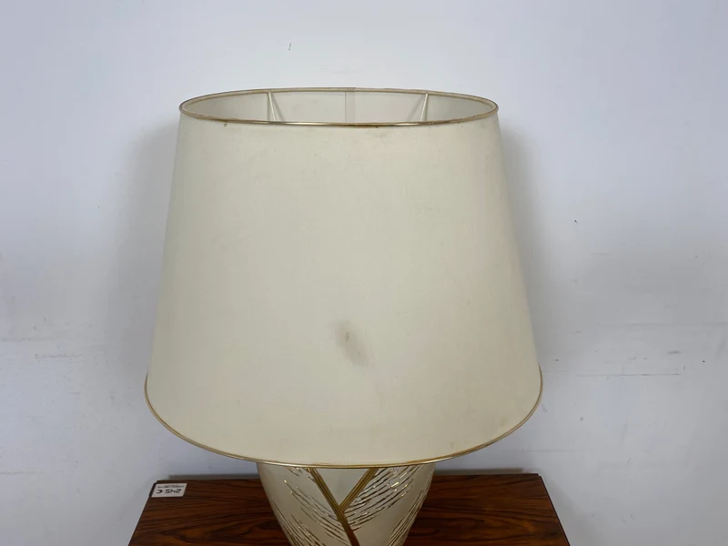 WMK Schöne und sehr gut erhaltene Vintage Tischlampe mit kunstvollem Lampenfuß aus weiß-goldenem Porzellan und weißem etwas verschmutztem Lampenschirm