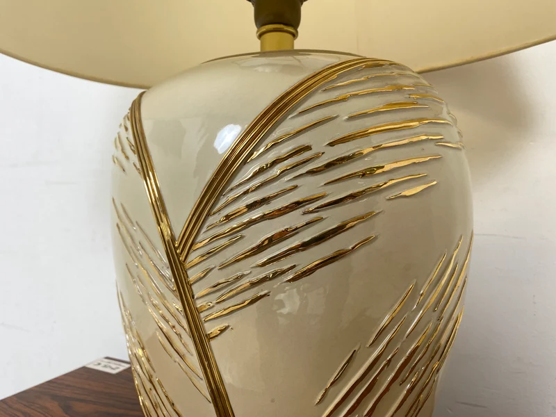 WMK Schöne und sehr gut erhaltene Vintage Tischlampe mit kunstvollem Lampenfuß aus weiß-goldenem Porzellan und weißem etwas verschmutztem Lampenschirm
