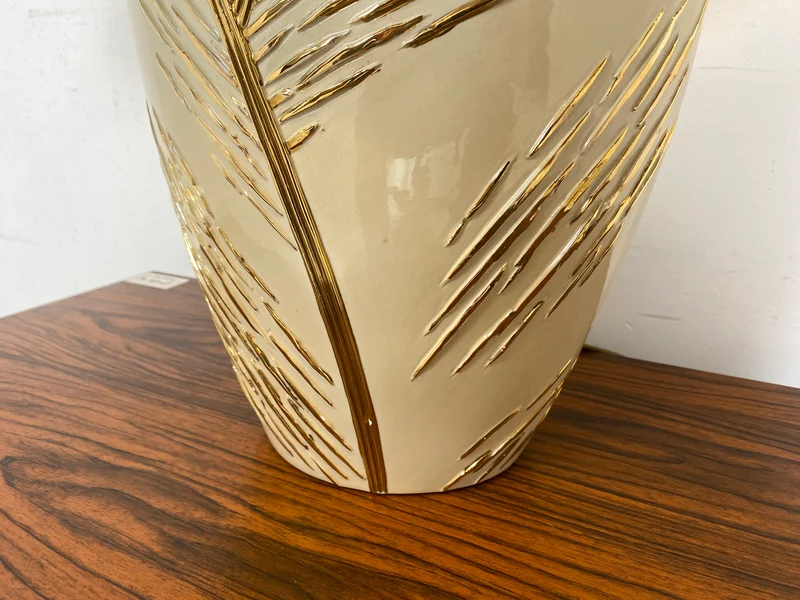 WMK Schöne und sehr gut erhaltene Vintage Tischlampe mit kunstvollem Lampenfuß aus weiß-goldenem Porzellan und weißem etwas verschmutztem Lampenschirm
