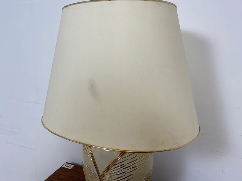 WMK Schöne und sehr gut erhaltene Vintage Tischlampe mit kunstvollem Lampenfuß aus weiß-goldenem Porzellan und weißem etwas verschmutztem Lampenschirm
