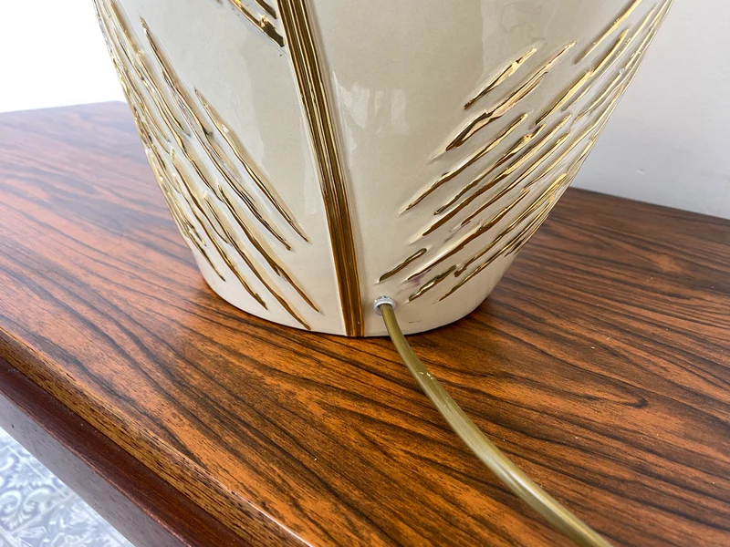 WMK Schöne und sehr gut erhaltene Vintage Tischlampe mit kunstvollem Lampenfuß aus weiß-goldenem Porzellan und weißem etwas verschmutztem Lampenschirm