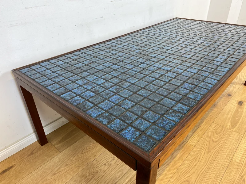 WMK Stilvoller & sehr gut erhaltener skandinavischer Couchtisch aus Palisander mit kunstvollen Fliesen