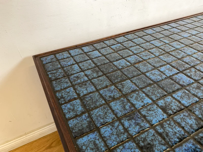 WMK Stilvoller & sehr gut erhaltener skandinavischer Couchtisch aus Palisander mit kunstvollen Fliesen