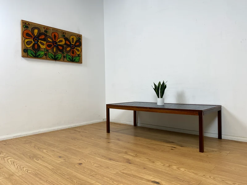 WMK Stilvoller & sehr gut erhaltener skandinavischer Couchtisch aus Palisander mit kunstvollen Fliesen