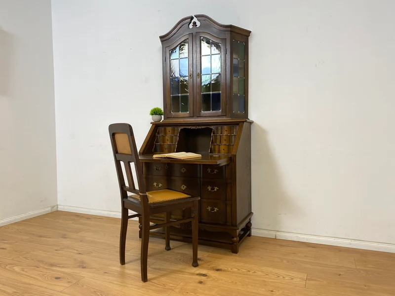 WMK Sehr gut erhaltener dänischer Vintage Schreibschrank aus vollem Holz mit schönem Bleiglas Aufsatz & edlen Messingbeschlägen