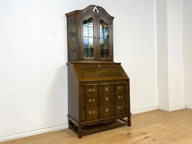 WMK Sehr gut erhaltener dänischer Vintage Schreibschrank aus vollem Holz mit schönem Bleiglas Aufsatz & edlen Messingbeschlägen