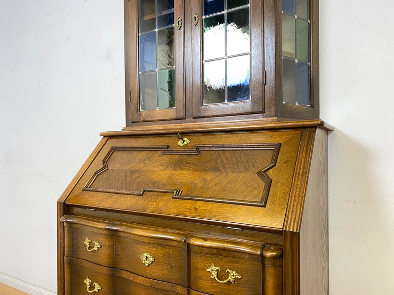WMK Sehr gut erhaltener dänischer Vintage Schreibschrank aus vollem Holz mit schönem Bleiglas Aufsatz & edlen Messingbeschlägen