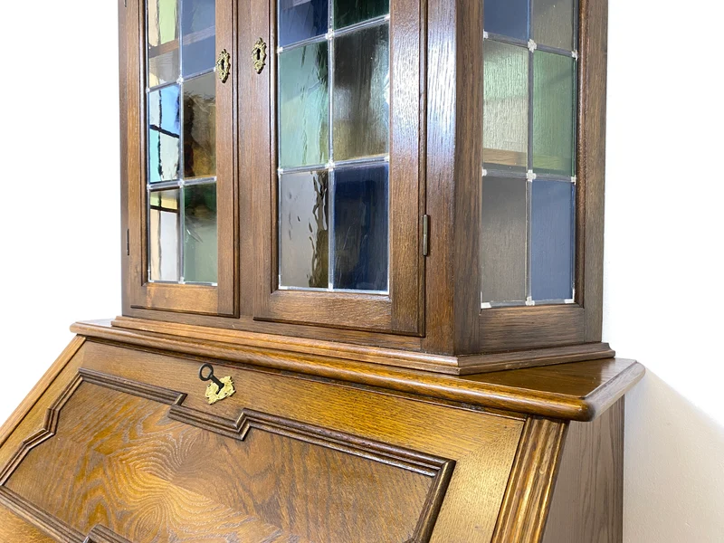 WMK Sehr gut erhaltener dänischer Vintage Schreibschrank aus vollem Holz mit schönem Bleiglas Aufsatz & edlen Messingbeschlägen