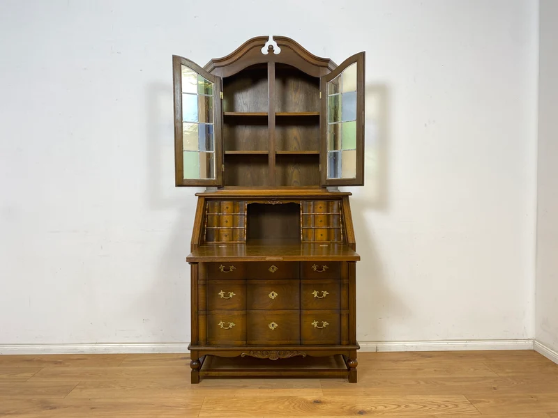 WMK Sehr gut erhaltener dänischer Vintage Schreibschrank aus vollem Holz mit schönem Bleiglas Aufsatz & edlen Messingbeschlägen