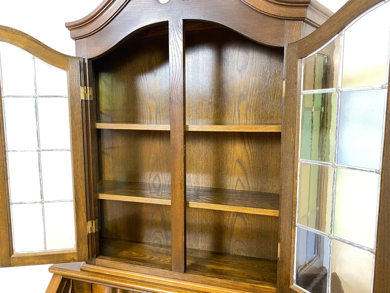 WMK Sehr gut erhaltener dänischer Vintage Schreibschrank aus vollem Holz mit schönem Bleiglas Aufsatz & edlen Messingbeschlägen