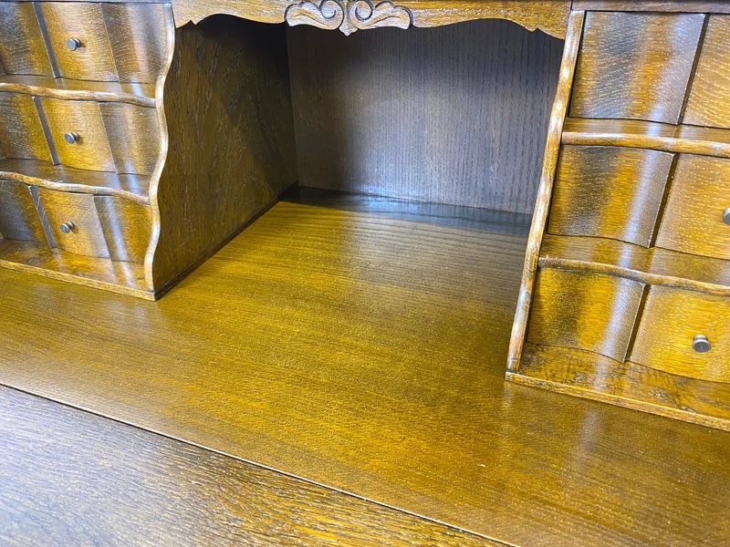 WMK Sehr gut erhaltener dänischer Vintage Schreibschrank aus vollem Holz mit schönem Bleiglas Aufsatz & edlen Messingbeschlägen