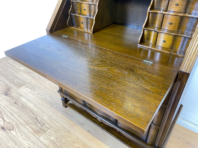 WMK Sehr gut erhaltener dänischer Vintage Schreibschrank aus vollem Holz mit schönem Bleiglas Aufsatz & edlen Messingbeschlägen
