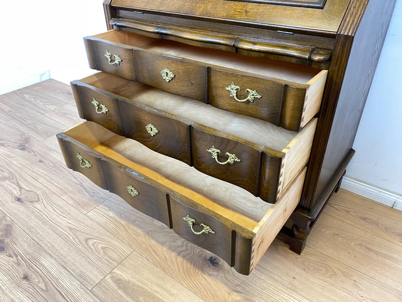 WMK Sehr gut erhaltener dänischer Vintage Schreibschrank aus vollem Holz mit schönem Bleiglas Aufsatz & edlen Messingbeschlägen