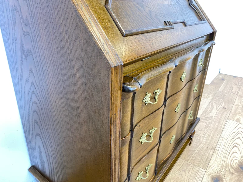 WMK Sehr gut erhaltener dänischer Vintage Schreibschrank aus vollem Holz mit schönem Bleiglas Aufsatz & edlen Messingbeschlägen