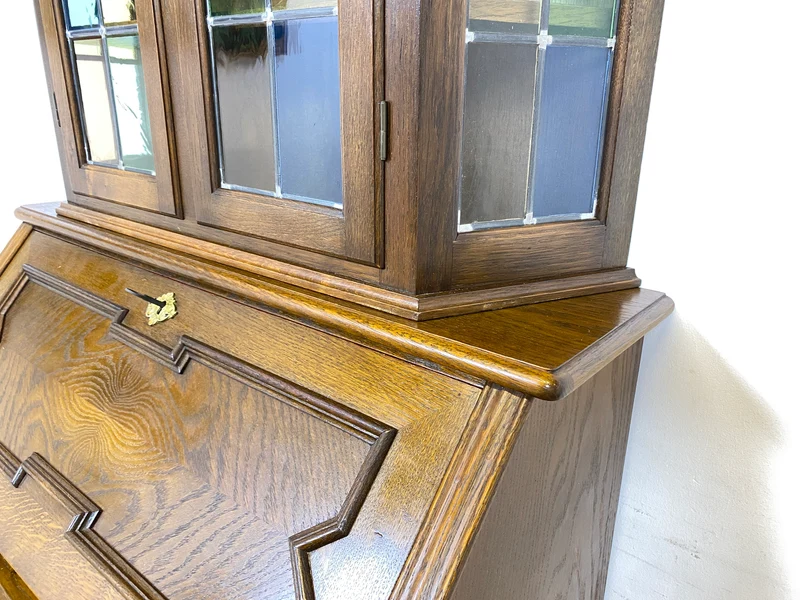 WMK Sehr gut erhaltener dänischer Vintage Schreibschrank aus vollem Holz mit schönem Bleiglas Aufsatz & edlen Messingbeschlägen