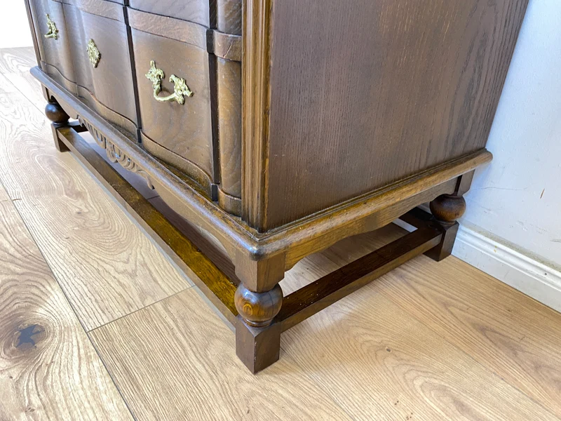 WMK Sehr gut erhaltener dänischer Vintage Schreibschrank aus vollem Holz mit schönem Bleiglas Aufsatz & edlen Messingbeschlägen