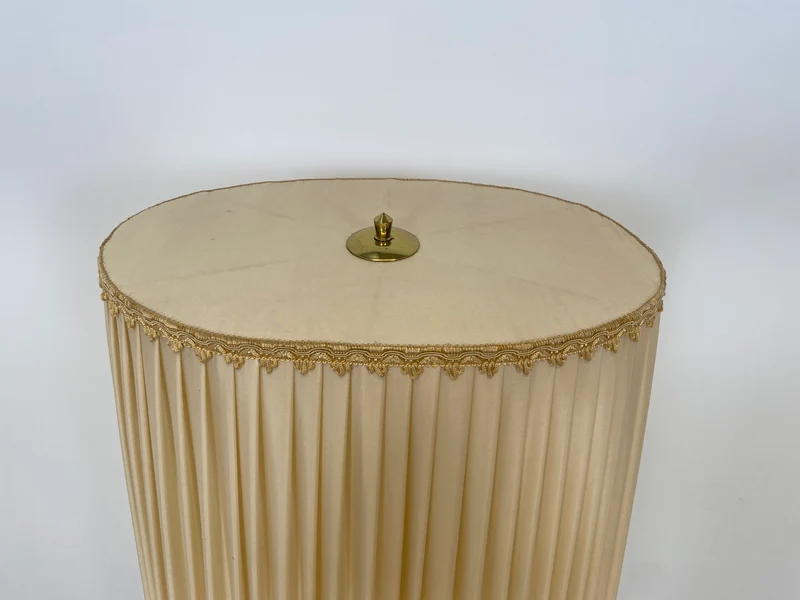 WMK Edle und sehr gut erhaltene 140cm große Vintage Bodenlampe mit wunderschönem Lampenschirm und Vasenfuß aus Porzellan