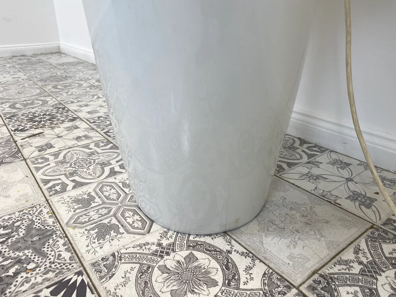 WMK Edle und sehr gut erhaltene 140cm große Vintage Bodenlampe mit wunderschönem Lampenschirm und Vasenfuß aus Porzellan