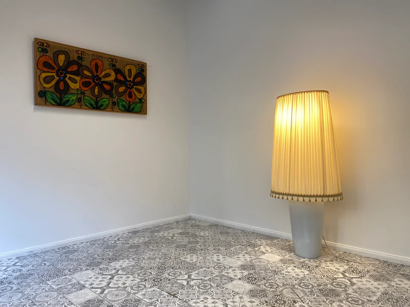 WMK Edle und sehr gut erhaltene 140cm große Vintage Bodenlampe mit wunderschönem Lampenschirm und Vasenfuß aus Porzellan
