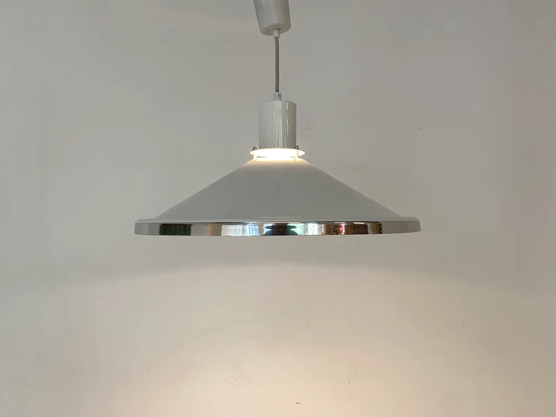 WMK Gut erhaltene skandinavische Designer Pendelleuchte Gustaf von alta design aus Aluminium und Chrom