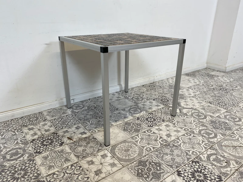 WMK Schicker Space Age Couchtisch aus gebürstetem Stahl und kunstvollen Fliesen