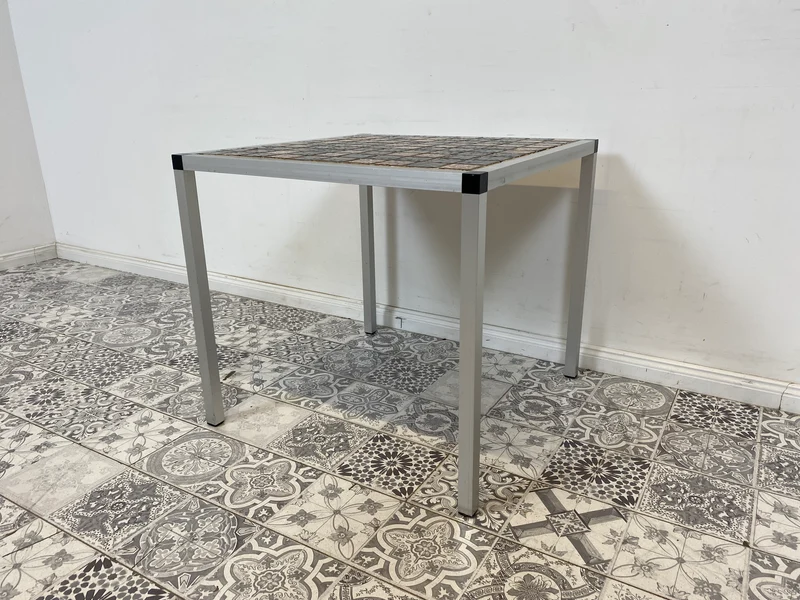 WMK Schicker Space Age Couchtisch aus gebürstetem Stahl und kunstvollen Fliesen