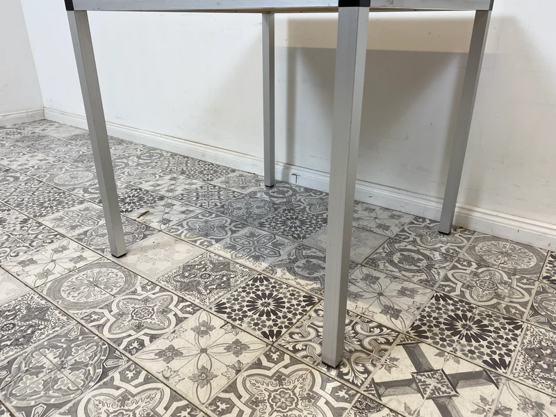 WMK Schicker Space Age Couchtisch aus gebürstetem Stahl und kunstvollen Fliesen